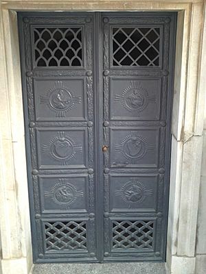 Archivo:Puerta de la cripta