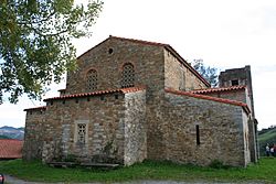 Archivo:Santa María de Bendones vista lateral