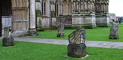 Archivo:Sculptures at North Porch of Wells Cathedral