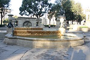 Archivo:Spain.Barcelona.Plaza.Catalunya.2801.Font.dels.Sis.Putti.Global