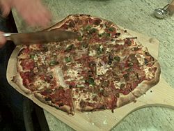Archivo:St. Louis-style pizza (2)
