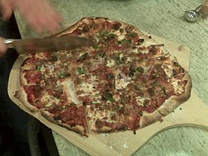 Archivo:St. Louis-style pizza (2)