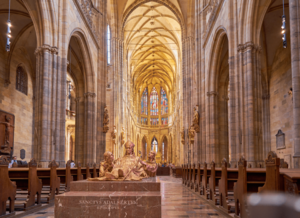 Archivo:St. Vitus Cathedral Prag Langhaus, Gewölbe, Denkmal des Hl. Adalbert