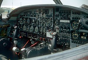 Archivo:T-37 cockpit