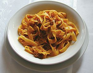 Archivo:Tagliatelle al ragù (image modified)