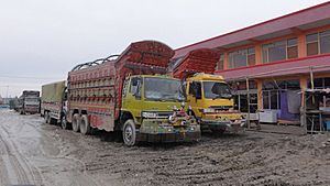 Archivo:Trucks in northern Afghanistan