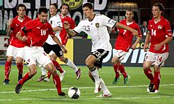 Archivo:UEFA Euro 2012 qualifying - Austria vs Germany 2011-06-03 (32)
