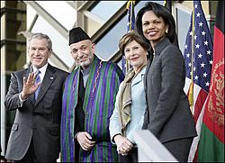 Archivo:US Presidential Visit to Afghanistan 2006 - welcoming ceremonies