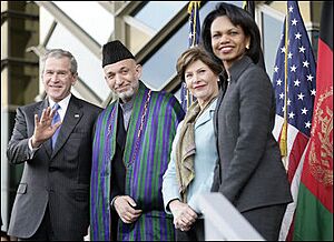 Archivo:US Presidential Visit to Afghanistan 2006 - welcoming ceremonies