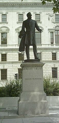 Archivo:Viscount Palmerston statue