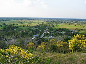 Archivo:Vista de la entrada principal desde el cerro Colosimá