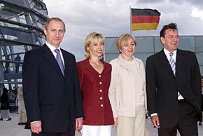 Archivo:Vladimir Putin with Gerhard Schroeder-11