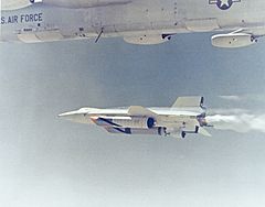 Archivo:X-15A2 NB-52B 3