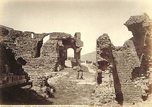 Archivo:1870. Vista general de las ruinas del Teatro Romano