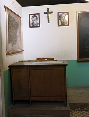 Archivo:197 Museu d'Història de Catalunya, escola franquista