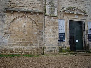 Archivo:25 Monasterio de Palazuelos muro norte puerta cementerio puerta barroca ni