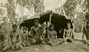 Archivo:Aboriginal boys and men in front of a bush shelter - NTL PH0731-0022