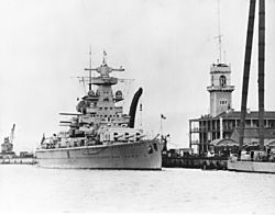 Archivo:Admiral Scheer in Gibraltar