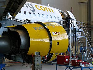Archivo:Airbus A320-214 EC-KKT Vueling in Iberia Hangar