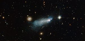 Archivo:An intriguing young-looking dwarf galaxy