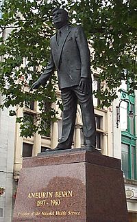 Archivo:Aneurin Bevan statue Cardiff 20050707