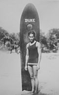 Archivo:Anonymous photograph of Duke Paoa Kahanamoku with his surfboard