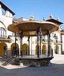 Plaza de San Martín de Loinaz, Quiosco y Ayuntamiento