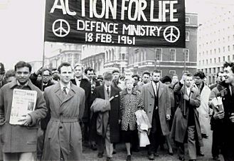 Archivo:Bertrand Russell leads anti-nuclear march in London, Feb 1961