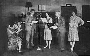 Archivo:Broadcasting a radio play at NBC studio
