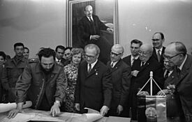 Bundesarchiv Bild 183-L0619-026, Castro, Landkarte Kubas überreicht.jpg