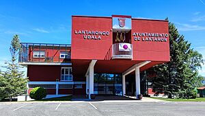 Archivo:Casa consistorial de Lantarón
