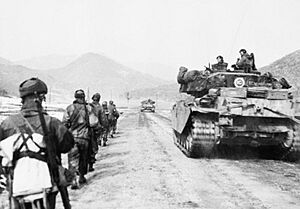Archivo:Centurion tanks and infantry of the Gloucestershire Regiment advancing to attack Hill 327 in Korea, March 1951. BF454