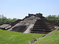 Archivo:Comalcalco Templo 1