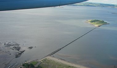 Archivo:Cramond Island and causeway from air