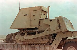 Archivo:D7 armoured bulldozer on flatbed