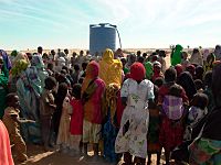 Archivo:Displaced persons with water tank in Genenia, West Darfur in 2007