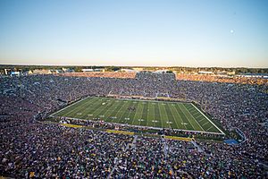Archivo:Fans and players gather for a football game Sept. 6, 2014, at Notre Dame Stadium in South Bend, Ind 140906-D-KC128-220