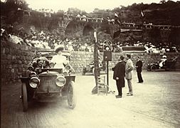 Festa en benefici de l'Asil de Santa Llúcia al Parc Güell (1908)