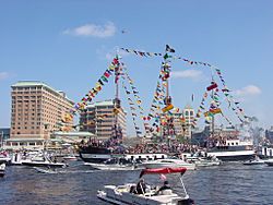 Archivo:Gasparilla Pirate Fest 2003 - Pirate Flagship Invading Tampa