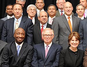 Archivo:Group of Fortune 500 CEOs in 2015 (cropped to remove non-CEO)