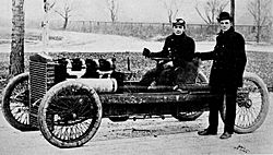 Archivo:Henry Ford and Barney Oldfield with Old 999, 1902