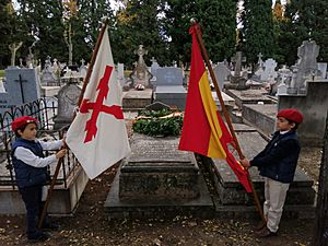 Archivo:Homenaje ante la tumba de Juan Vázquez de Mella, 2-11-2019