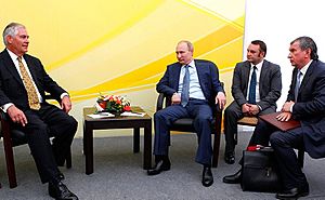 Archivo:Igor Sechin, Vladimir Putin, Rex Tillerson (2012-06-15) 02