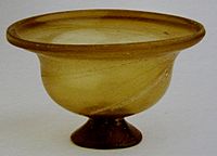 Archivo:Intact roman glass vessel Vessberg C III