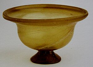 Archivo:Intact roman glass vessel Vessberg C III