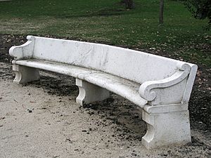 Archivo:Jardin El Capricho Bench at Plaza de los Emperadores