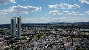Archivo:Juriquilla, Querétaro skyline torres Juriquilla