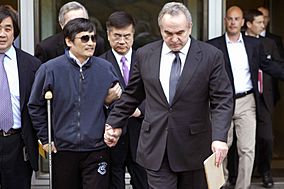 Archivo:Kurt Campbell with Chen Guangcheng at US Embassy May 1, 2012
