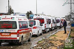 Archivo:Medical evacuation for injured Palestinians through Rafah crossing, Gaza Strip