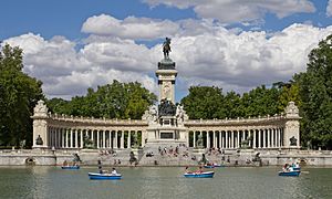 Archivo:Monumento a Alfonso XII de España en los Jardines del Retiro - 04